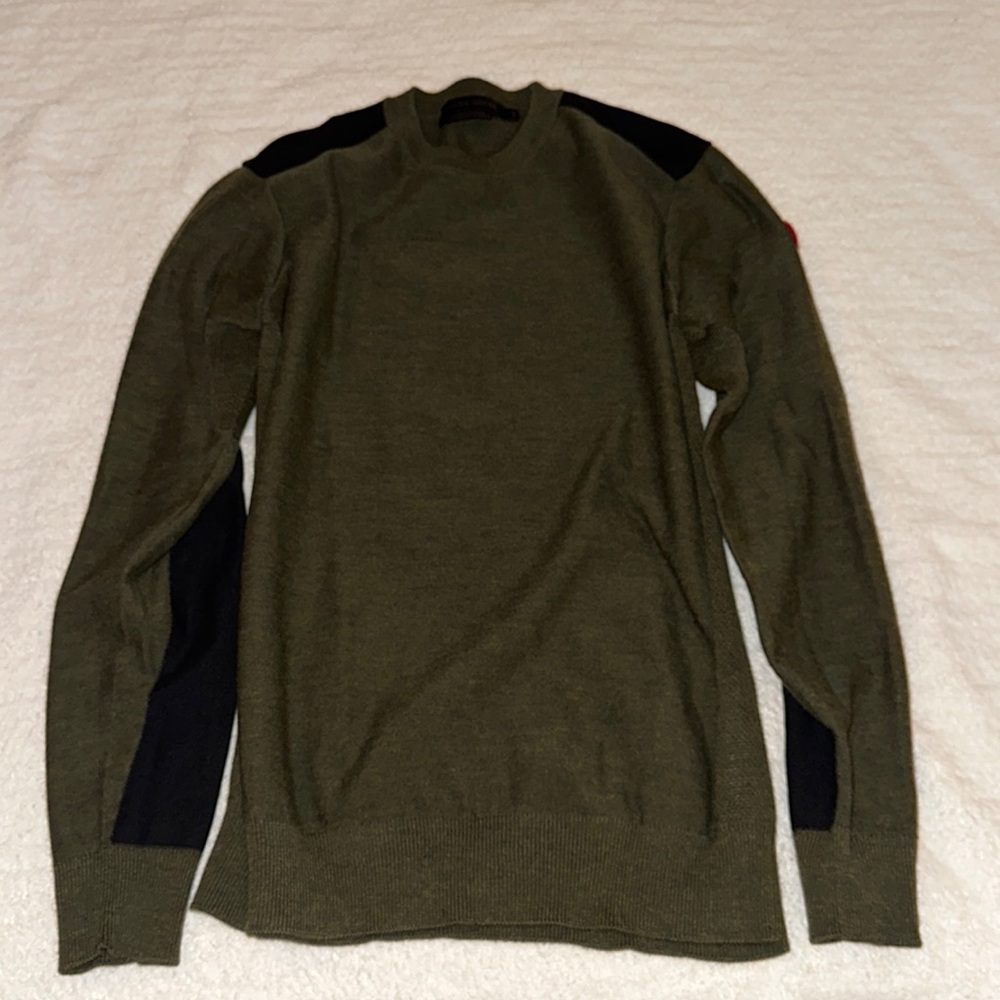 Canada Goose sweater, size medium, perfect condition
